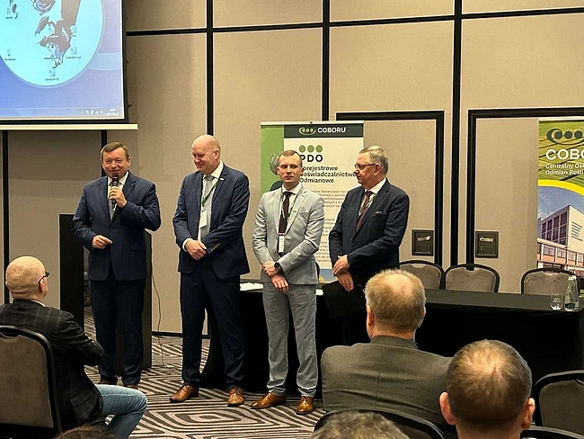 Zdjęcie 1 (przedstawiające 4 mężczyzn stojących obok siebie)
Konferencję zaszczycił swoją obecnością m.in.: Pan Jarosław Rzepa – Poseł na Sejm RP, który po otwarciu konferencji zabrał głos.
